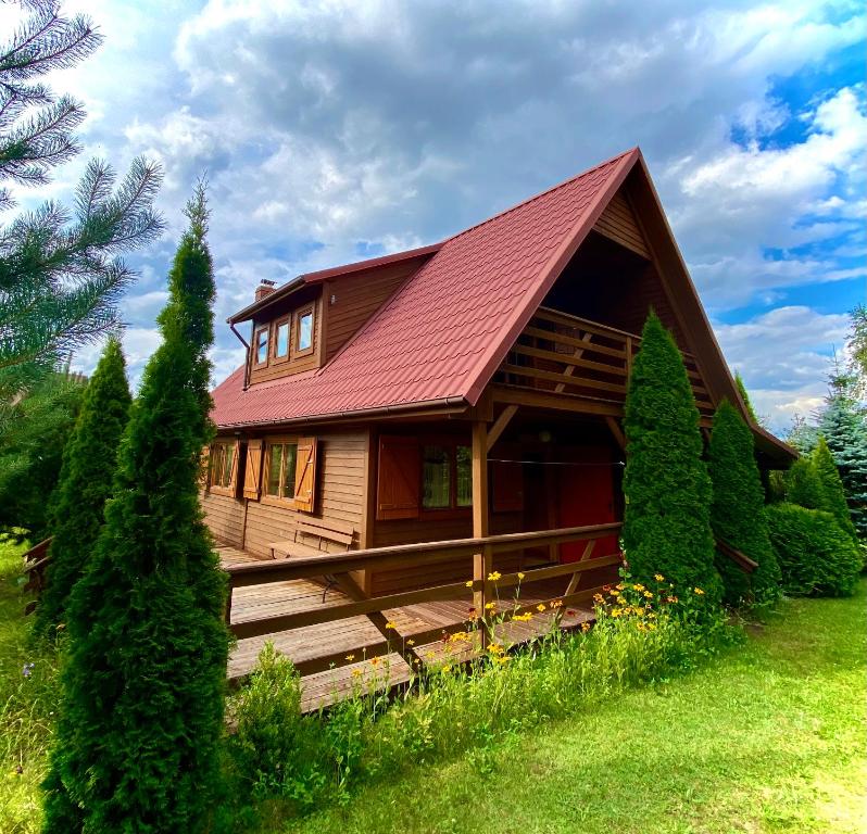 a log cabin with a red roof at Amalka Wita in Sulęczyno