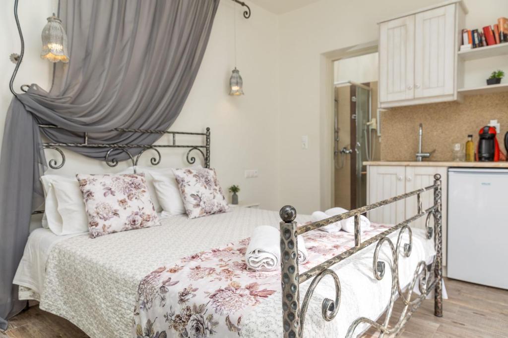 Naxos Petite Studios - Deluxe Double Room