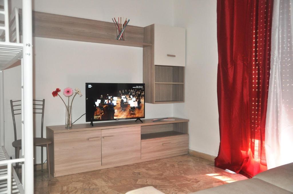 un soggiorno con TV a schermo piatto di VIALE REPUBBLICA 307 6 a Pietra Ligure