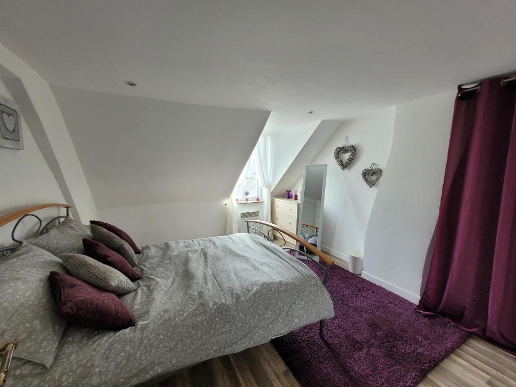 - une chambre avec un lit et des oreillers dans l'établissement Gîte du Vieux Lavoir, à Arnac-Pompadour