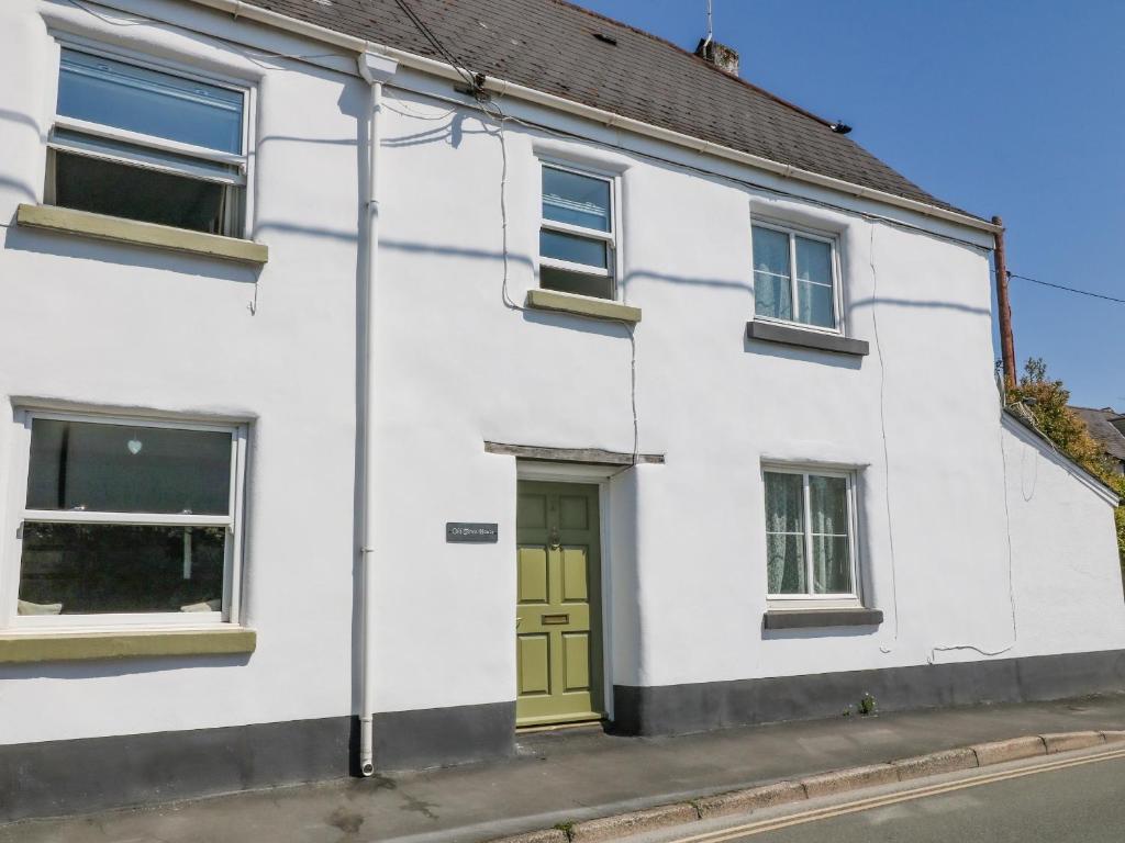 una casa blanca con una puerta amarilla en una calle en Old Town House en Dawlish