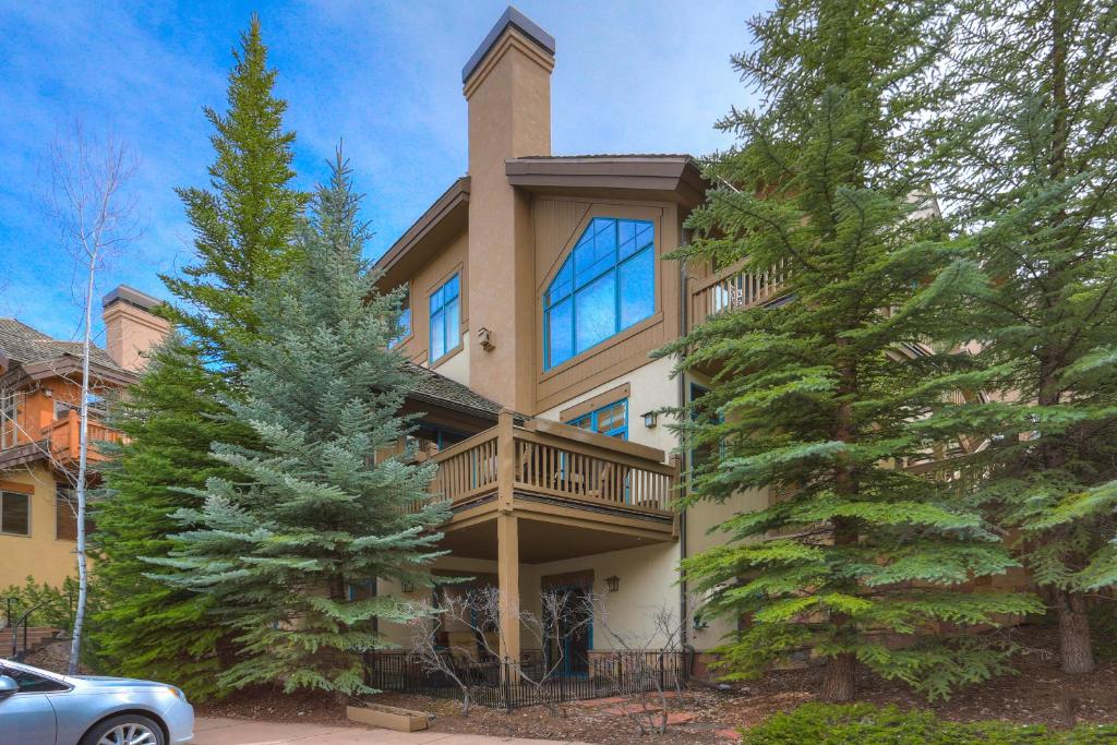 4BR Plus Den Platinum Townhome, Walk to lift townhouse - Housity