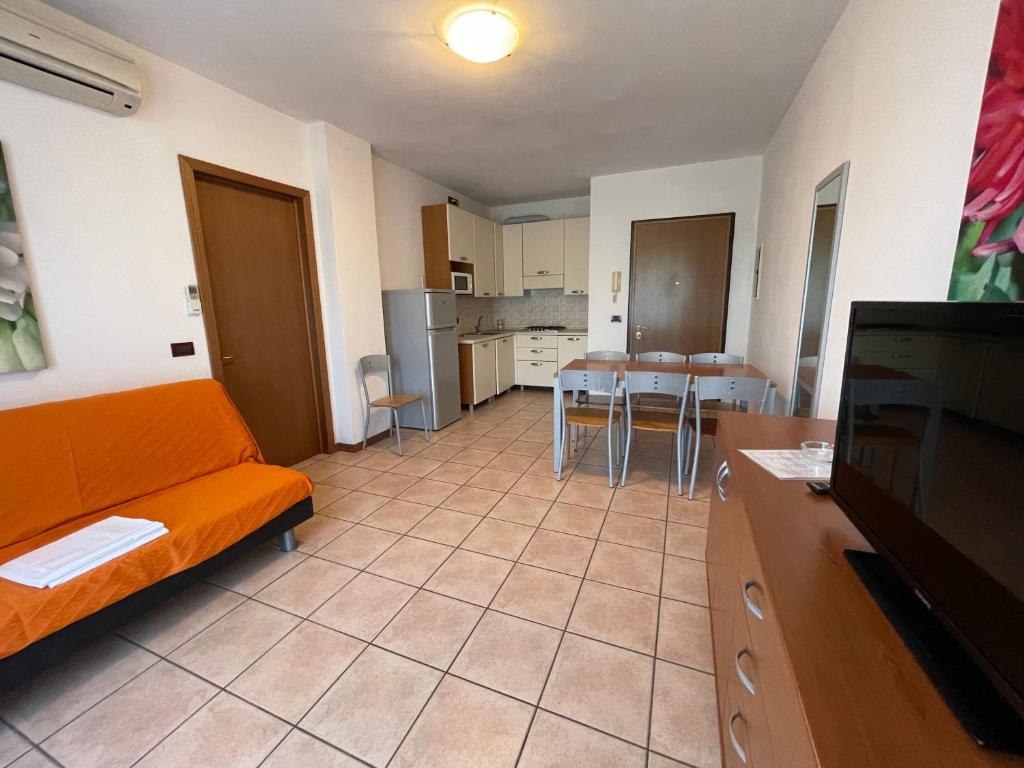A kitchen or kitchenette at Villaggio ai Ginepri - Agenzia Cocal