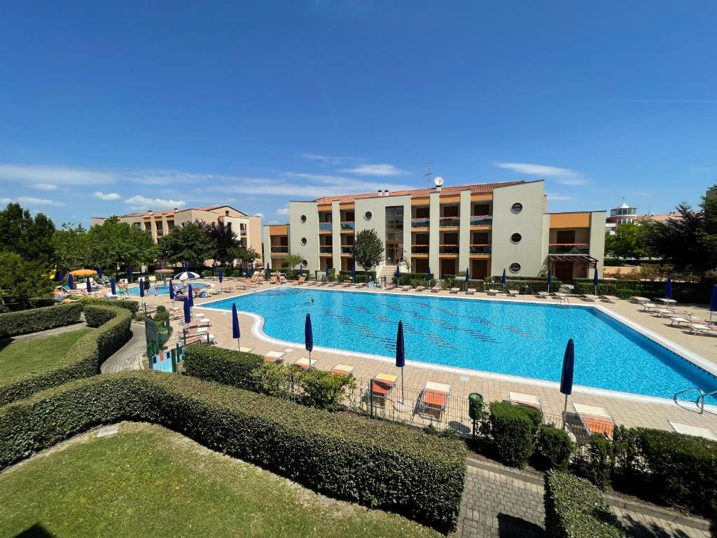 The swimming pool at or close to Villaggio ai Ginepri - Agenzia Cocal