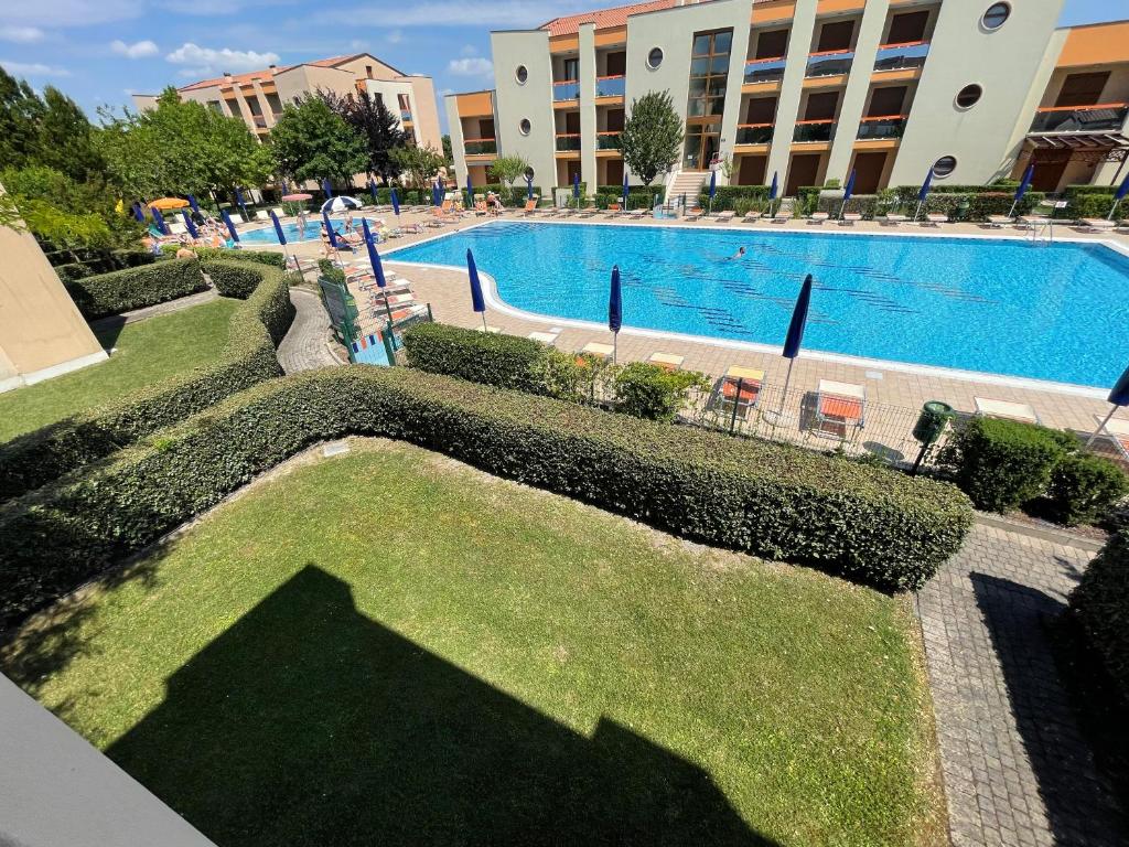 The swimming pool at or close to Villaggio ai Ginepri - Agenzia Cocal