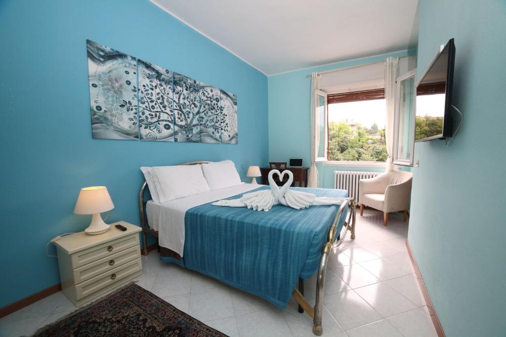Un dormitorio azul con una cama con una toalla. en B&B PONTEVECCHIO, en Brembate