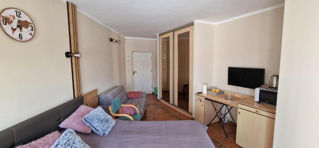 Televízia a/alebo spoločenská miestnosť v ubytovaní Apartamenty Hexagon nr 15