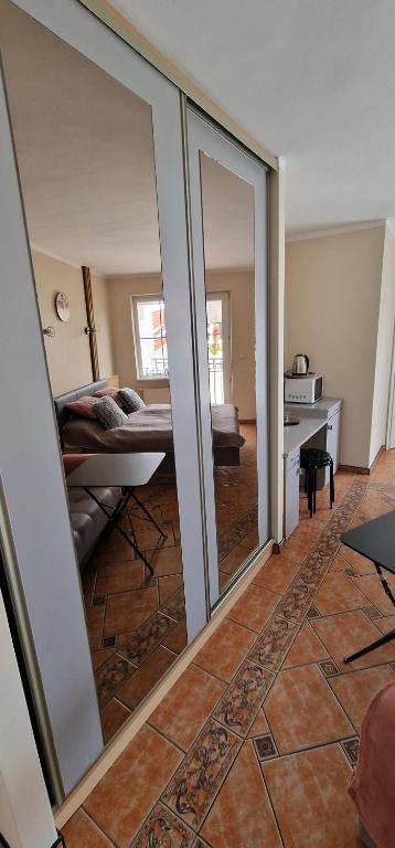 Posteľ alebo postele v izbe v ubytovaní Apartamenty Hexagon nr 15