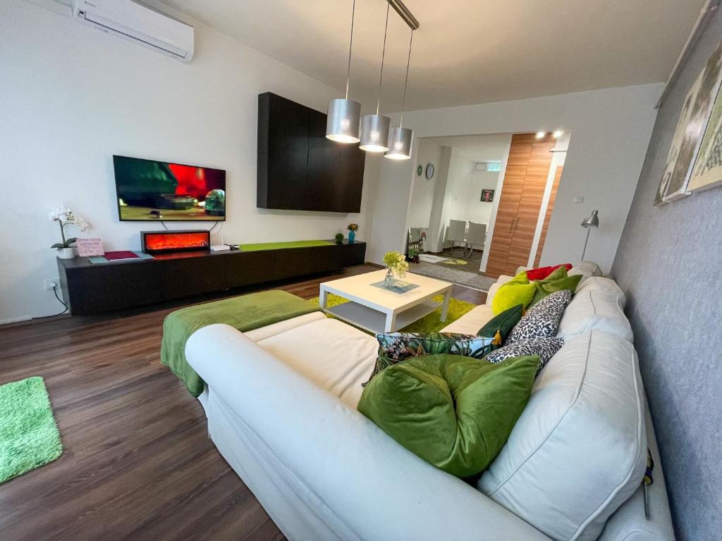 Telewizja i/lub zestaw kina domowego w obiekcie Greatforest Rosehill 1 Apartman