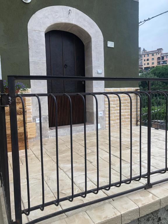 une clôture devant un bâtiment avec une porte dans l'établissement Casa Vacanze Il Vicolo - Oliveto Citra, à Oliveto Citra