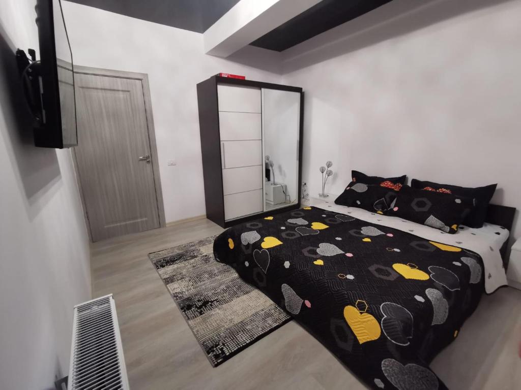 a bedroom with a large bed and a mirror at Lumandi LS residence in Mamaia Nord