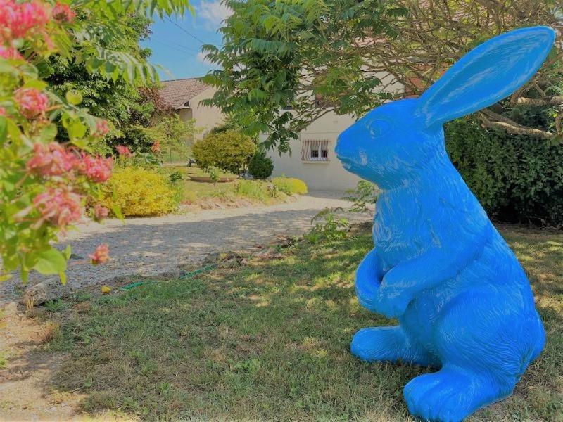 une statue bleue d'un lapin assis dans l'herbe dans l'établissement Gîte du Lapin Bleu, à Coole