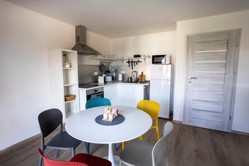 Kuchyň nebo kuchyňský kout v ubytování APARTMÁNY DRING