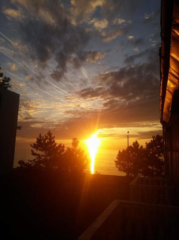Alba o tramonto visti dall'interno dell'ostello o dai dintorni