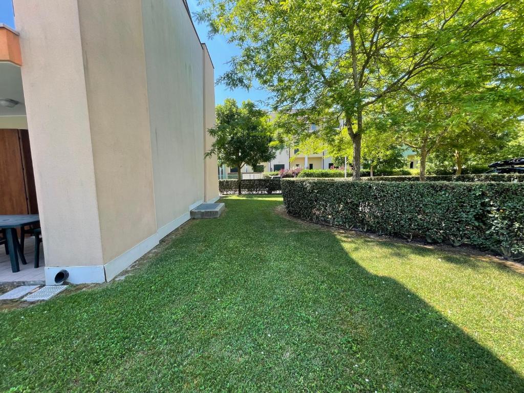 A garden outside Villaggio ai Ginepri - Agenzia Cocal