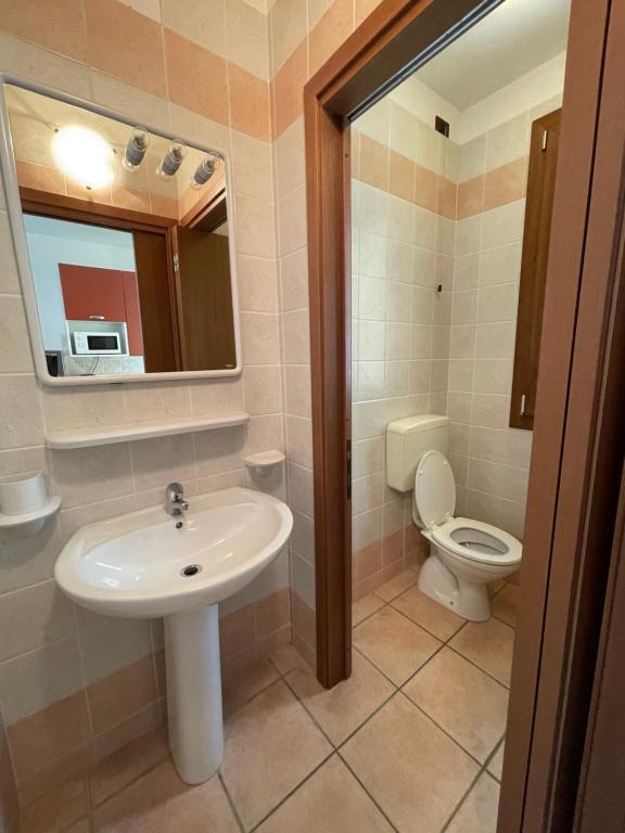 A bathroom at Villaggio ai Ginepri - Agenzia Cocal