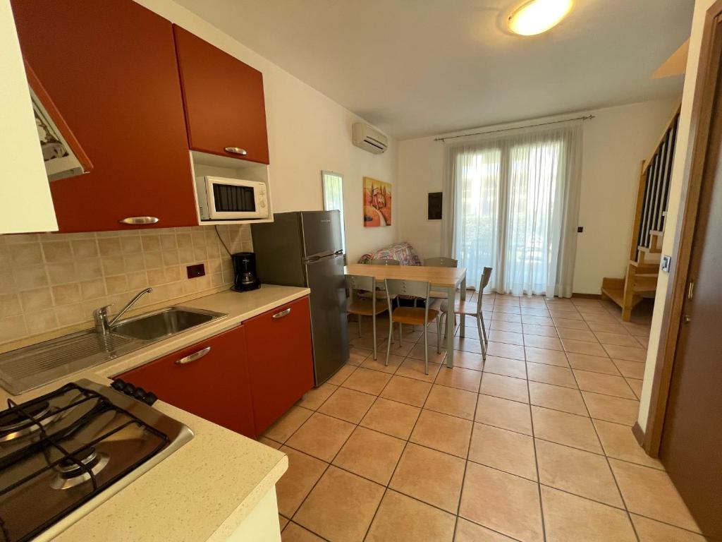 A kitchen or kitchenette at Villaggio ai Ginepri - Agenzia Cocal
