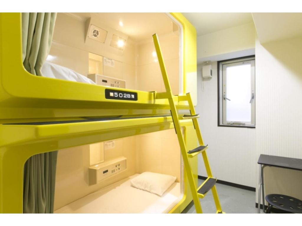 大阪市にあるHotel Shin-Imamiya - Vacation STAY 36286vの黄色の二段ベッド(はしご付)が備わる客室です。