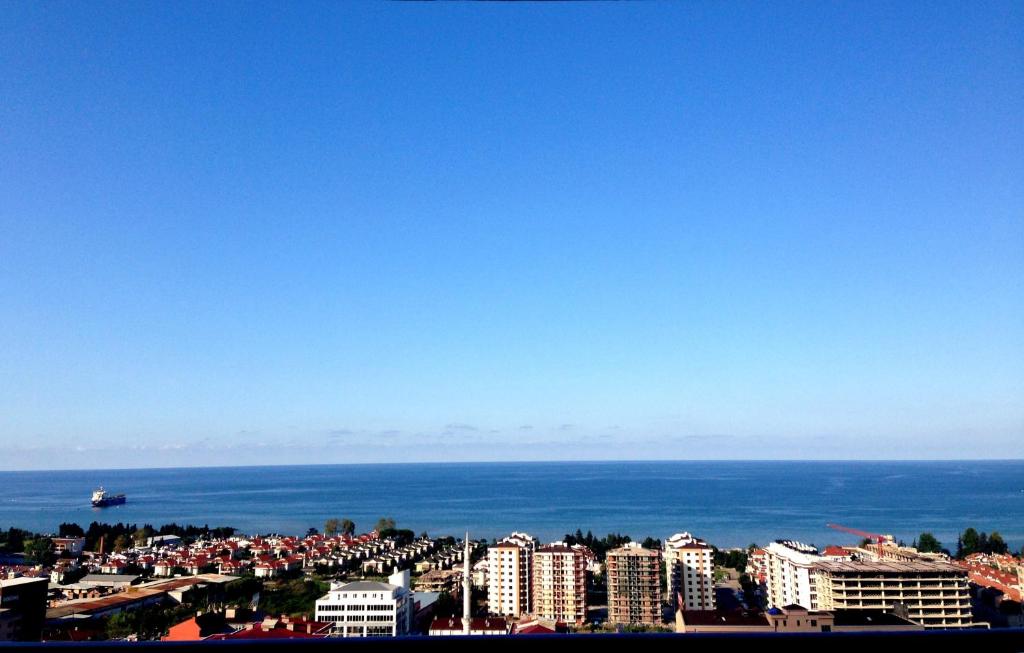 - une vue sur la ville, l'océan et les bâtiments dans l'établissement Fursan Apart, à Trabzon