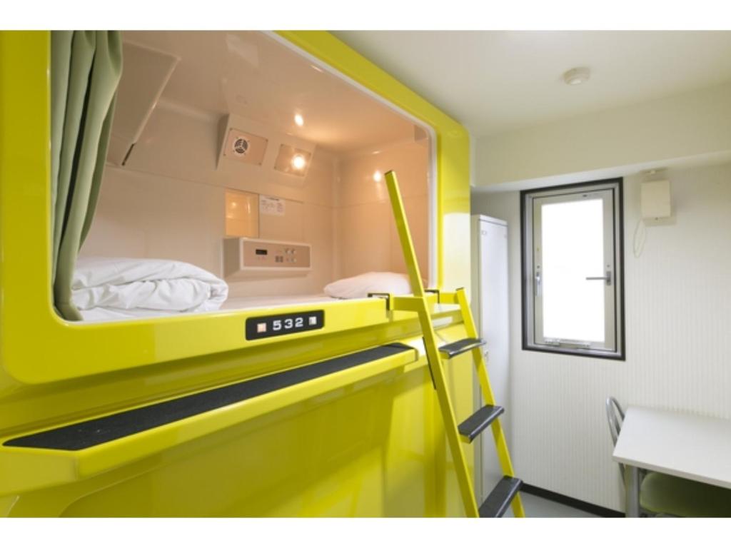 大阪市にあるHotel Shin-Imamiya - Vacation STAY 36300vの黄色の列車室(ベッド付)