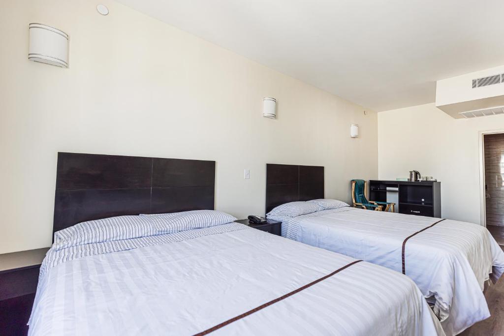 Postel nebo postele na pokoji v ubytování Astoria Inn LaGuardia Hotel
