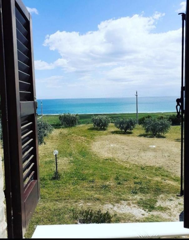 a view of the ocean from a window at L'ulivo e lo scoiattolo in Marina Palmense
