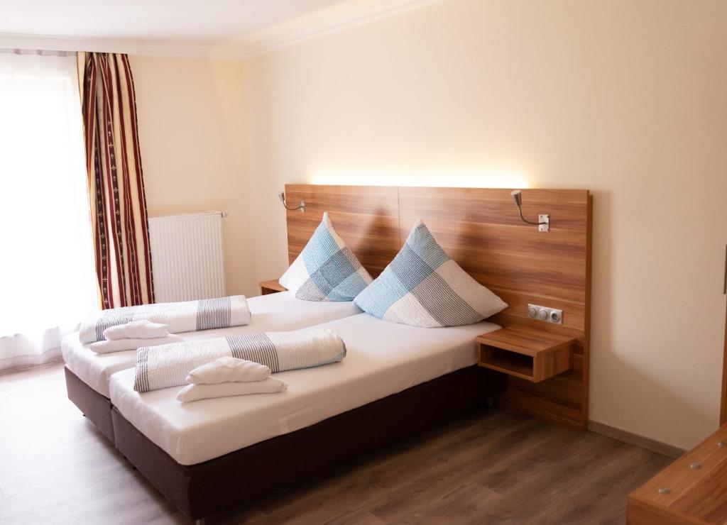 Un pat sau paturi într-o cameră la Hotel Kennedy
