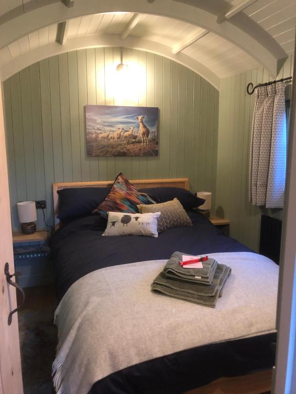 Imagen de la galería de Coldharbour Luxury Shepherds Hut, en Stone