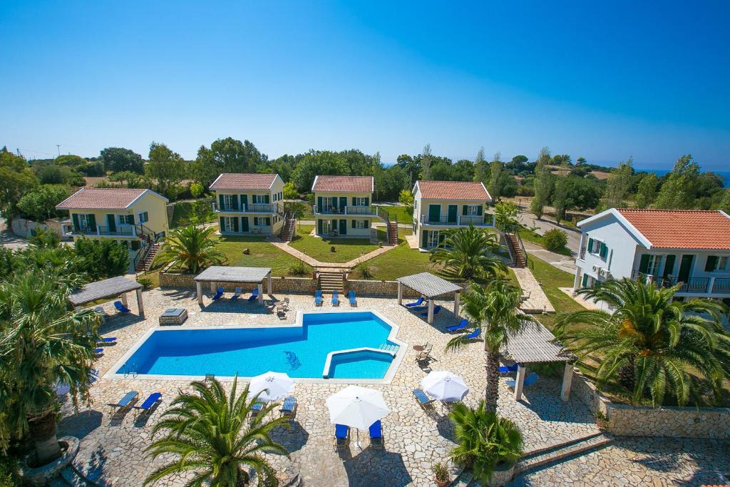 una vista aérea de una villa con piscina en Liakas Village, en Spartia