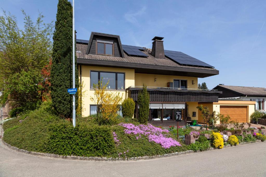 une maison avec un jardin en face dans l'établissement Ferienwohnung im Alpenblick, à Steinen