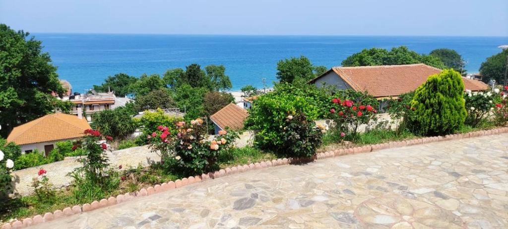 vista su un resort con fiori e sull'oceano di Eleni's House Chorefto a Zagora