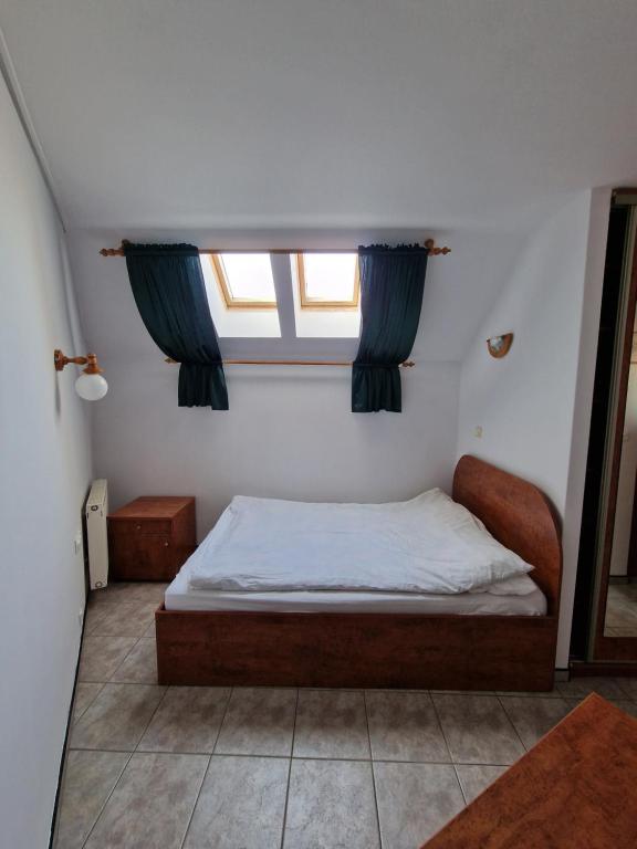 a small bedroom with a bed with blue curtains at Apartament Hexagon nr 36 in Grzybowo