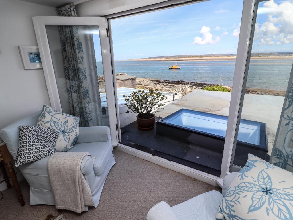 - un salon avec vue sur l'océan dans l'établissement Mariners Cottage, à Bideford