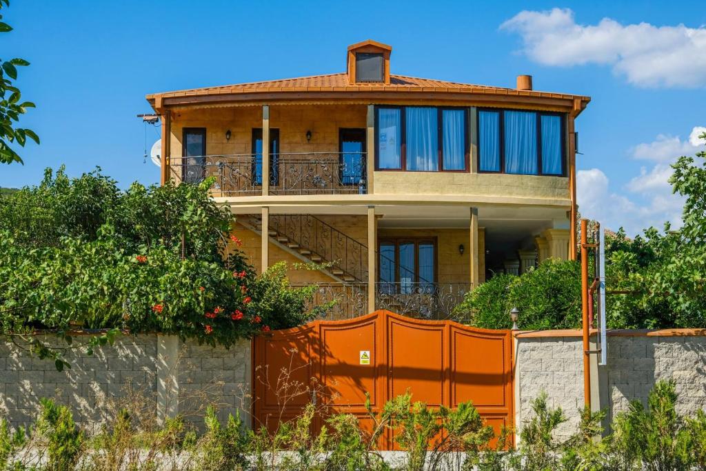 a house with an orange fence in front of it at Villa Lata in Misakʼtsʼieli