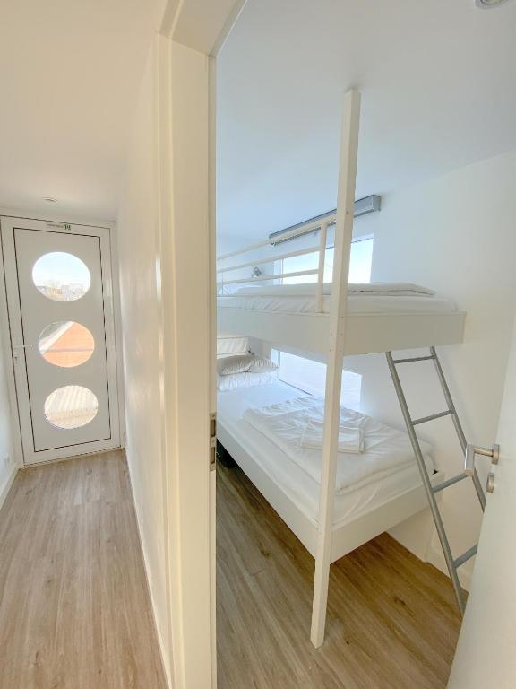 a small room with a bunk bed and a ladder at Homeboat Glamping in Nieuwpoort