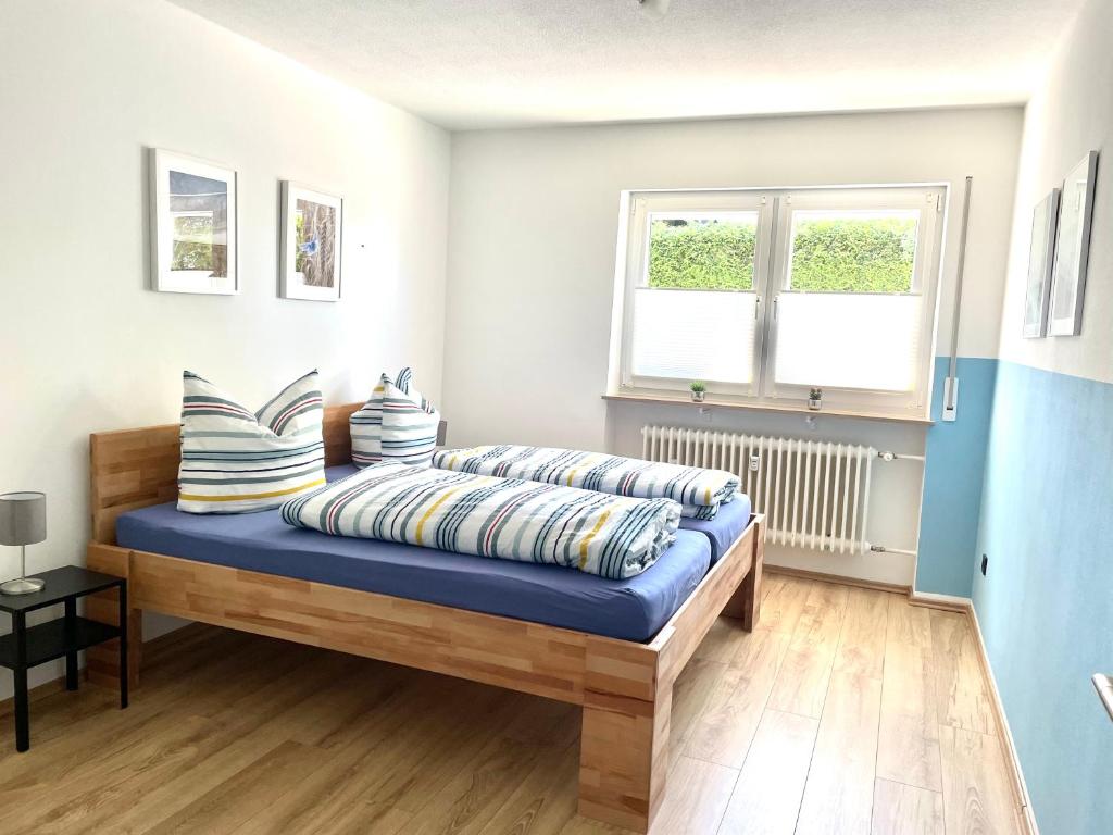 een bed met kussens in een kamer bij Komfort Ferienwohnung Vakantiewoning nähe Bosenbergklinik in Sankt Wendel