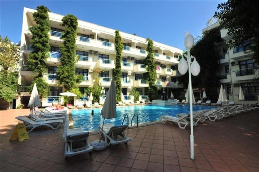 Un gran edificio con una piscina en frente. en Merhaba Hotel, en Alanya