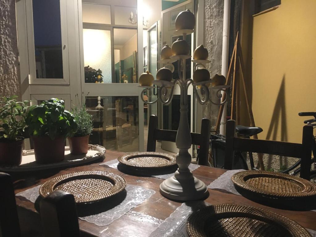 uma mesa de jantar com cadeiras e uma mesa com plantas em MUREX em Marsala