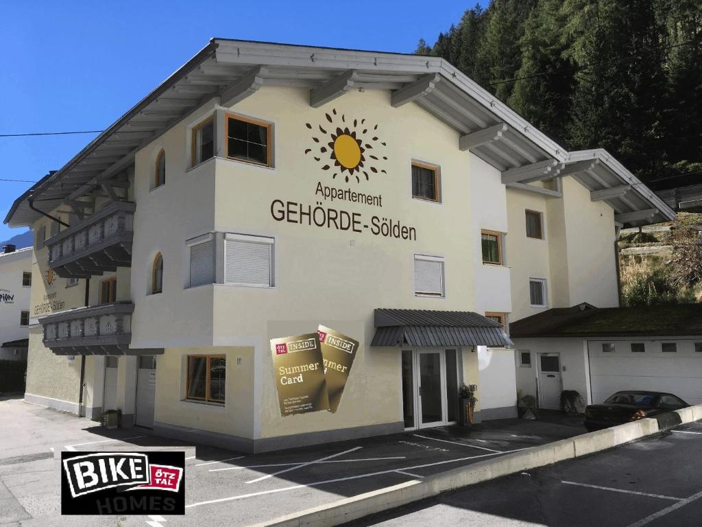 un bâtiment avec un soleil sur son côté dans l'établissement Appartement Gehörde-Sölden inklusive Summercard, à Sölden