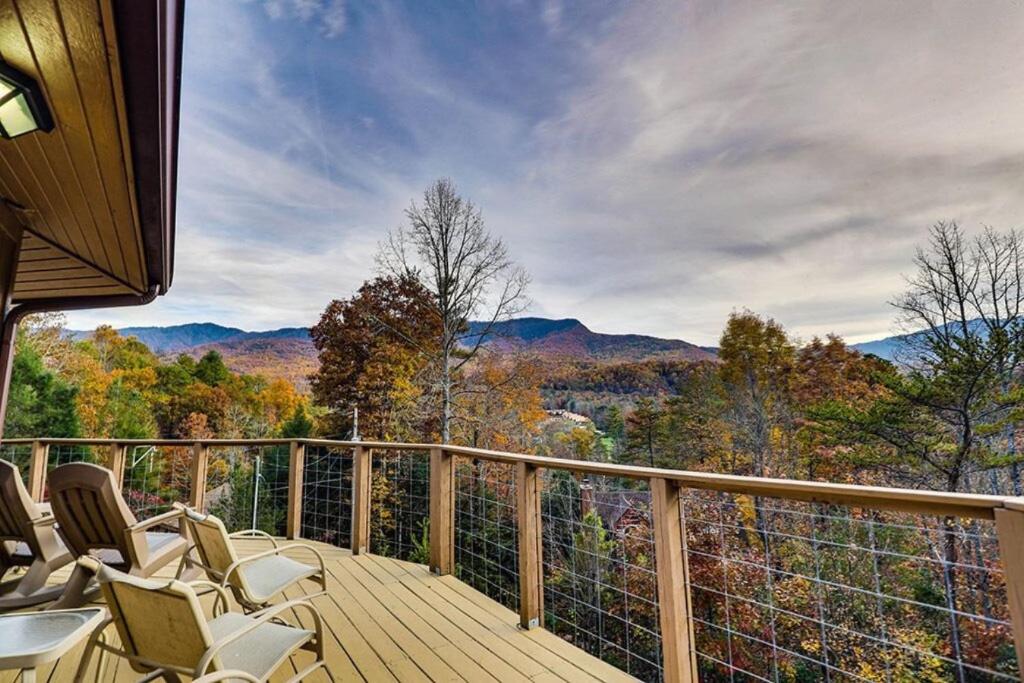 una terraza con sillas y vistas a las montañas. en Hawks View Gatlinburg Mountain Cabin en Gatlinburg