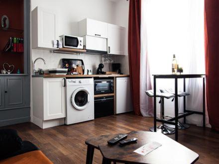 a kitchen with a washing machine and a washer at Belle Isle in Châteauroux
