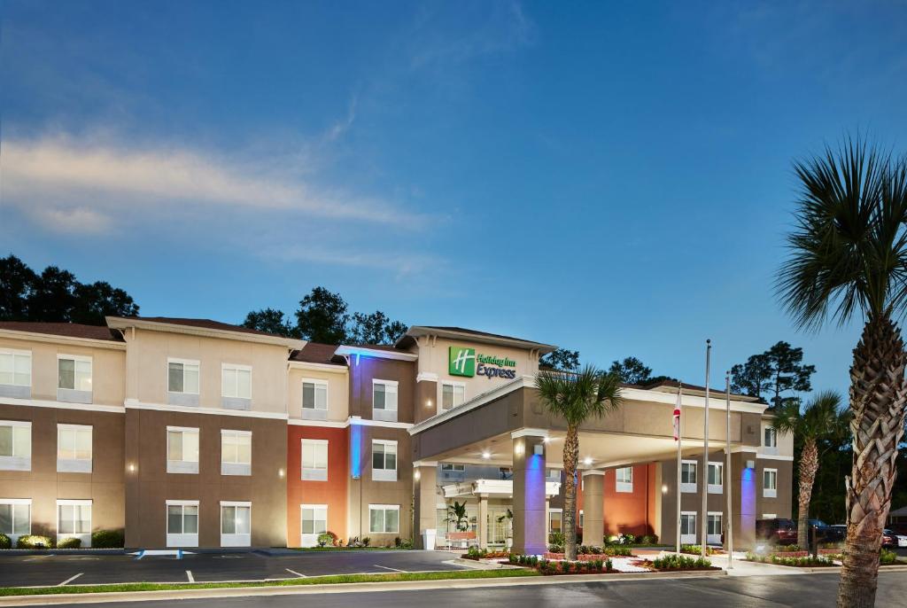 una representación de un hotel con una palmera en Holiday Inn Express & Suites Bonifay, an IHG Hotel, en Bonifay