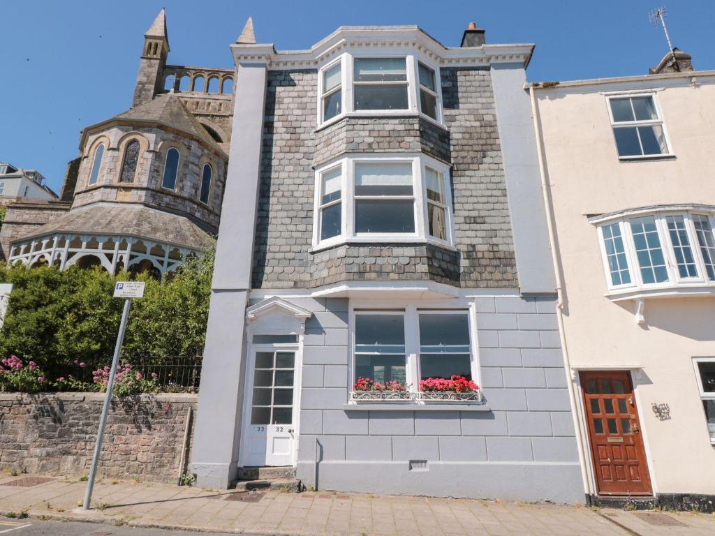 una casa con fiori in una finestra di Flat 1, 32 Newcomen Road a Dartmouth