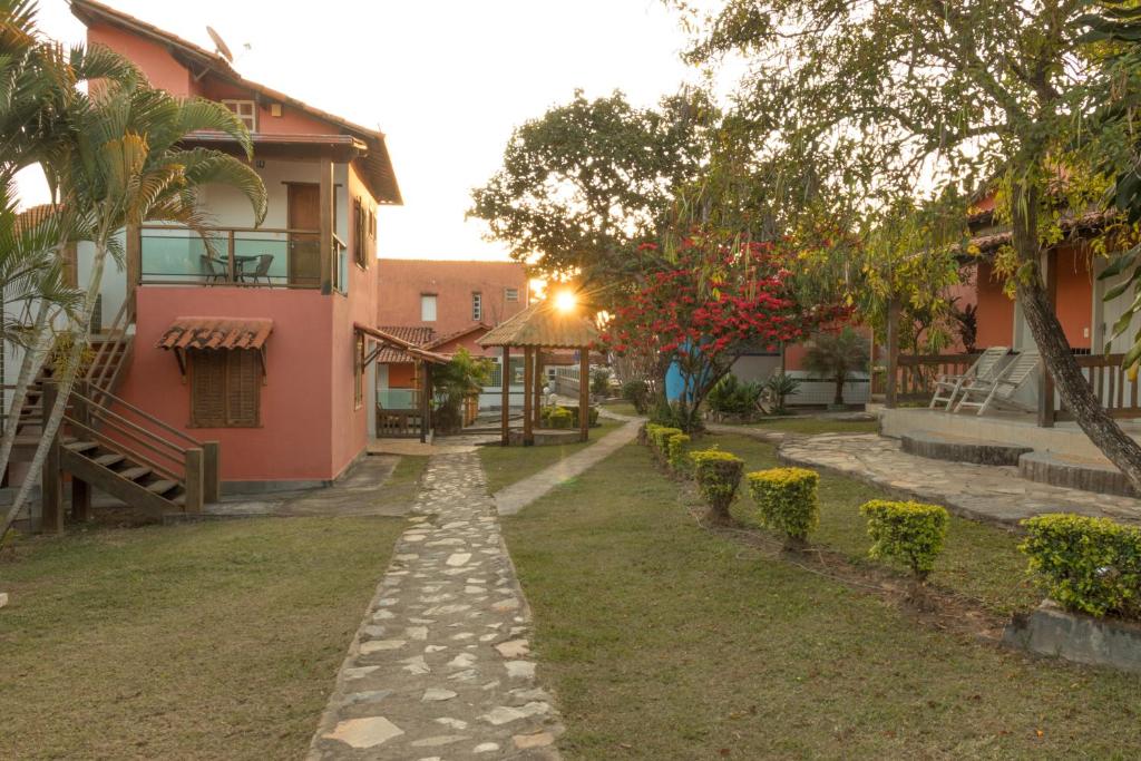 a walkway through the courtyard of a house at Pousada Estalagem Da Serra in Serra do Cipo