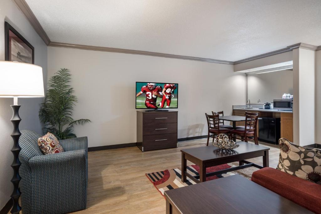 Red Roof Inn & Suites Jacksonville, NC - 带斯帕浴缸的套餐金