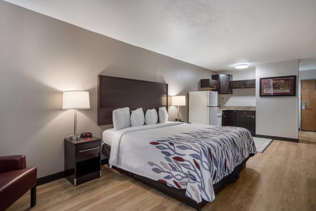 Red Roof Inn & Suites Jacksonville, NC - 配有厨房不吸烟的套件 King
