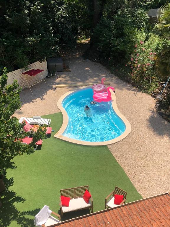 an overhead view of a swimming pool in a backyard at Maison des Ingénieurs in Molières-sur-Cèze