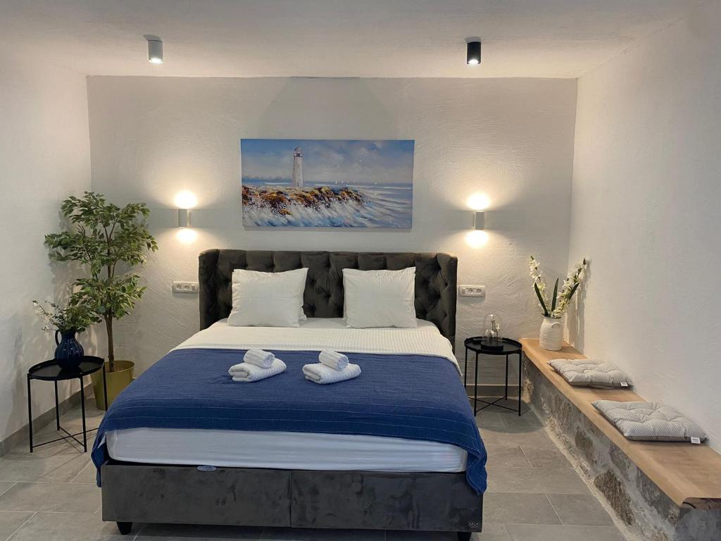 sypialnia z łóżkiem i dwoma ręcznikami na nim w obiekcie Apartment and Studios Happy Place w Hvarze