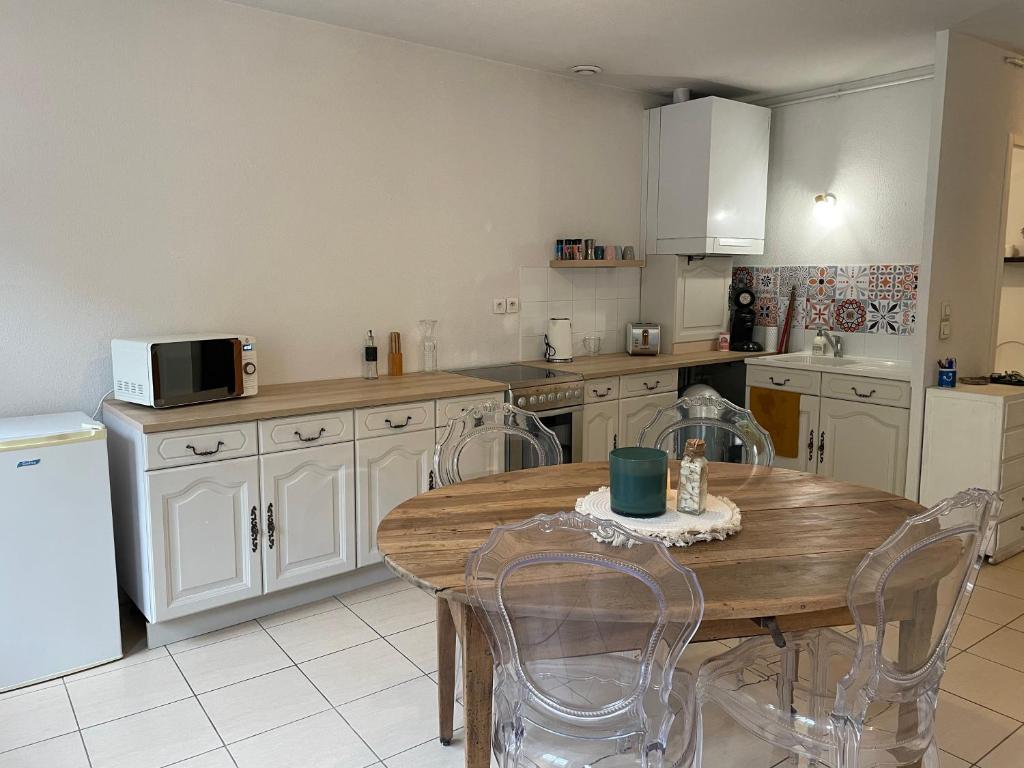 A cozinha ou cozinha compacta de Nantua: joli appartement idéalement situé.