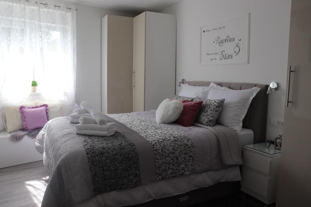 um quarto com uma cama com toalhas em Apartments Bruno em Split